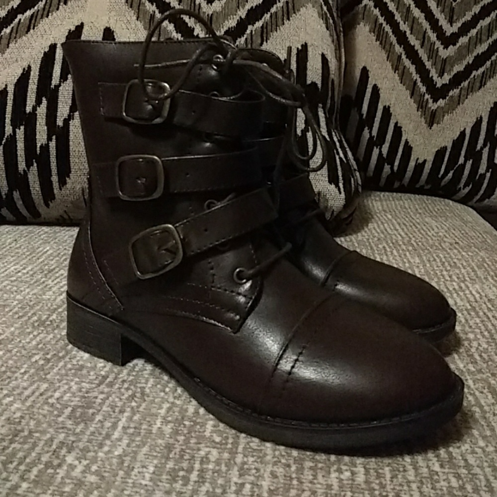 Brown combat style boot - Size 7